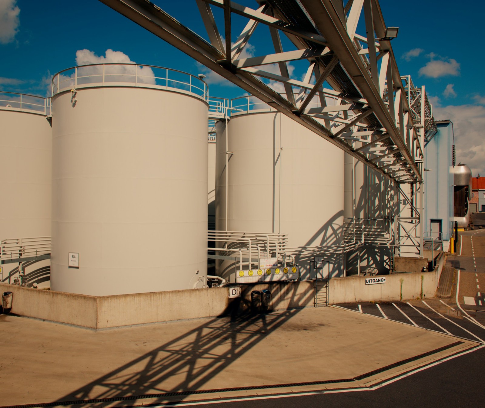 Onshore storage tanks with pipe rack